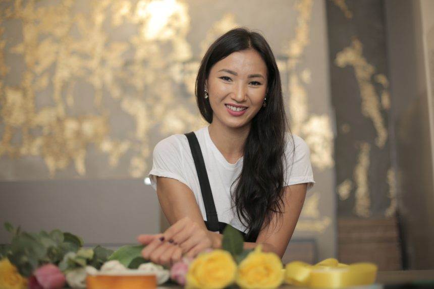 A women doing smile on picture